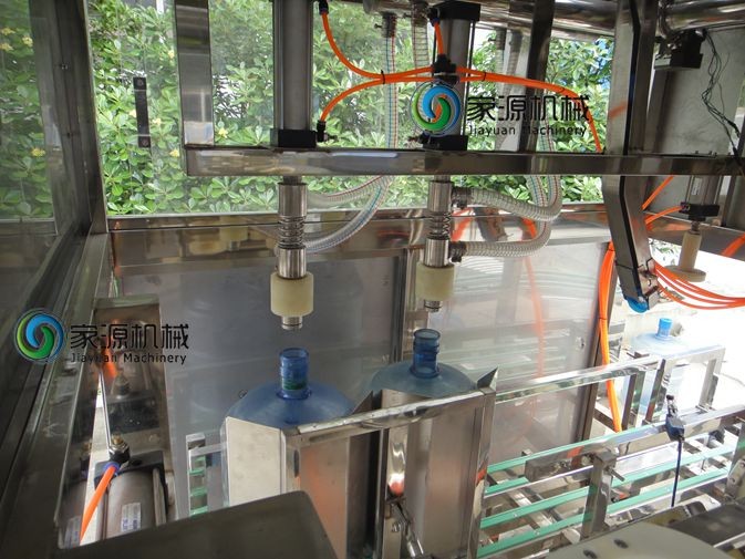 Machine de remplissage de l'eau minérale de Monoblock pour la bouteille de plastique de jus 2
