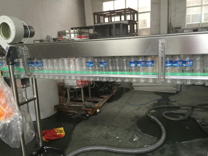 L'eau de mise en bouteilles automatique rinçant le prix de capsulage remplissant de machine