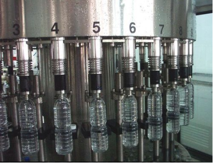 Machine de remplissage de bouteilles de l'eau minérale de haute précision avec contrôle de PLC + d'écran tactile 5