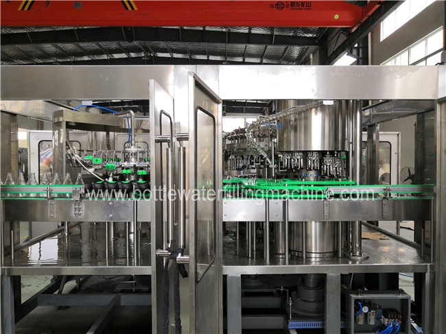 Ligne de étiquetage remplissante assaisonnée de lavage des bouteilles en verre d'eau de machine de carbonation 2