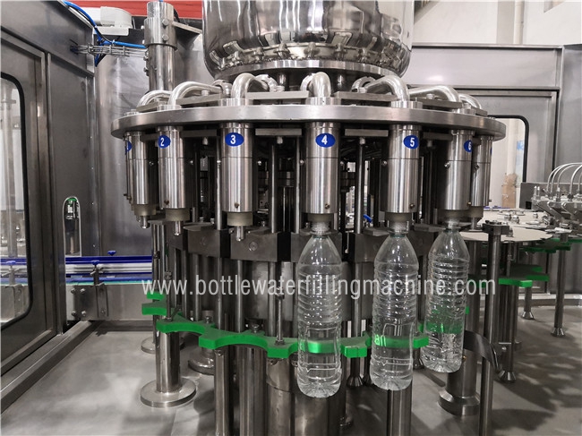 Bouteille Juice Filling And Sealing Machine d'animal familier de 3000BPH 2000ML 6kw 0