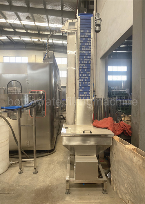 machine de remplissage de bouteilles de l'eau d'ANIMAL FAMILIER de 0.5L 24000BPH SS304 avec la transmission de vitesse 2