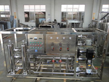 Chine Machine complètement automatique d'épuration de l'eau de RO de blanc 10 tonnes pour le processus de l'eau fournisseur