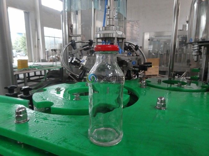 Machine de remplissage de bouteilles en verre d'eau de 3000 BPH avec la torsion outre du chapeau, machine de remplissage à chaud 4