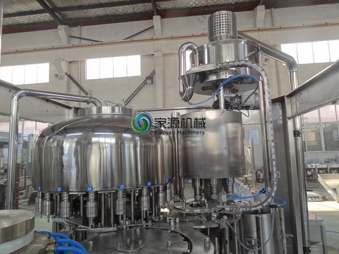 Machine de remplissage de bouteilles de l'eau, chaîne de production de l'eau minérale, usine de mise en bouteilles 3