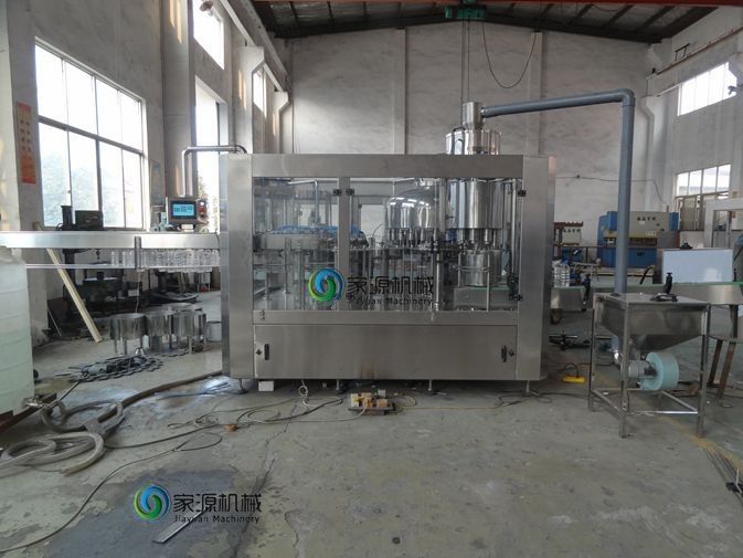 Machine de remplissage de bouteilles de l'eau de SUS304 CGFB18-18-18-6 6000BPH 1